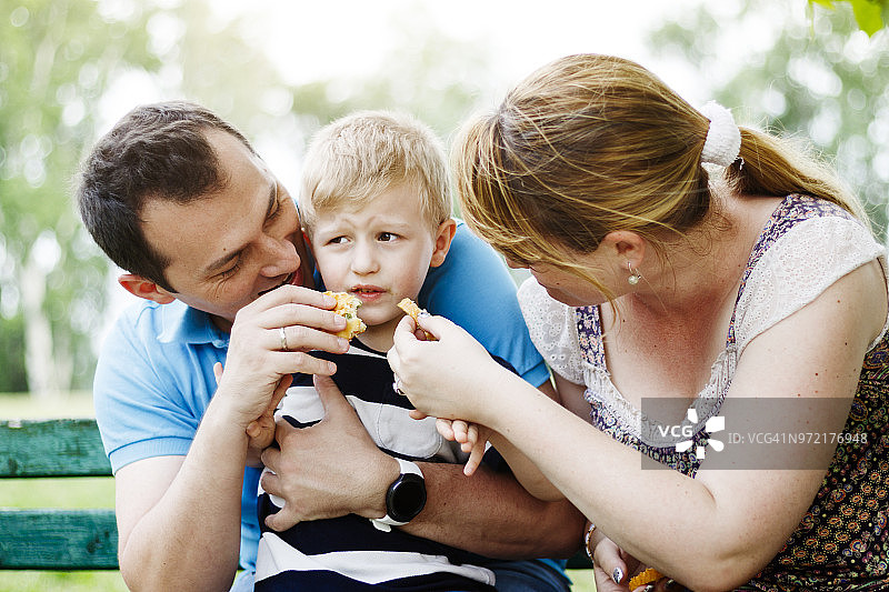 父母哄儿子吃饭图片素材