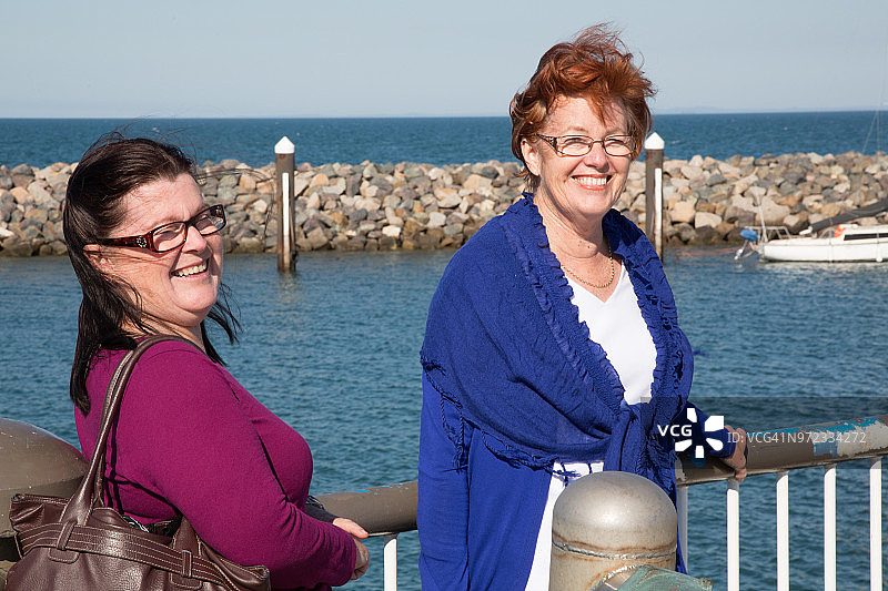 女士们在海边享受阳光明媚的一天图片素材