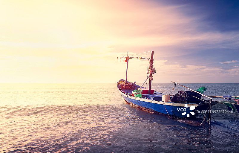 日落时分，海岸与渔船构成美丽的海景图片素材