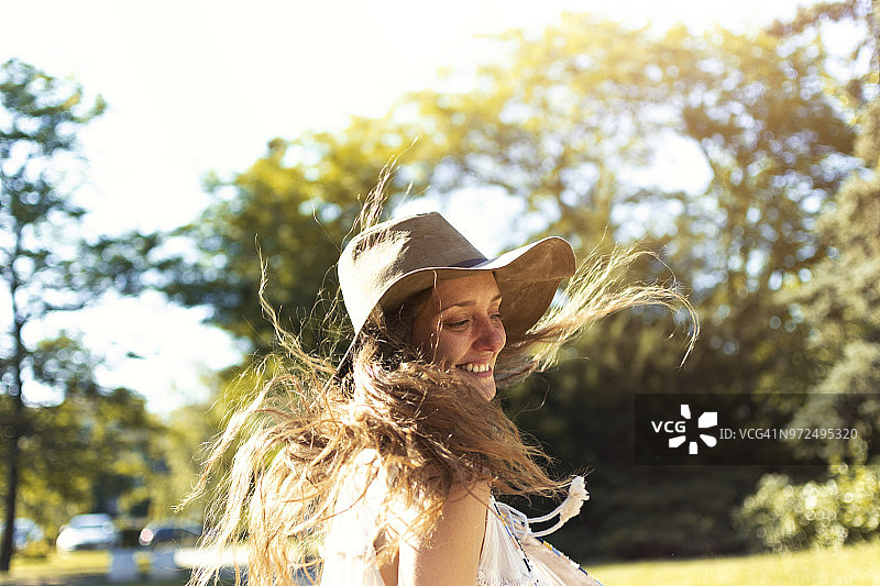 金发碧眼的漂亮女人图片素材