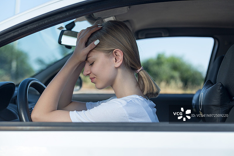不开心的女人在车里图片素材