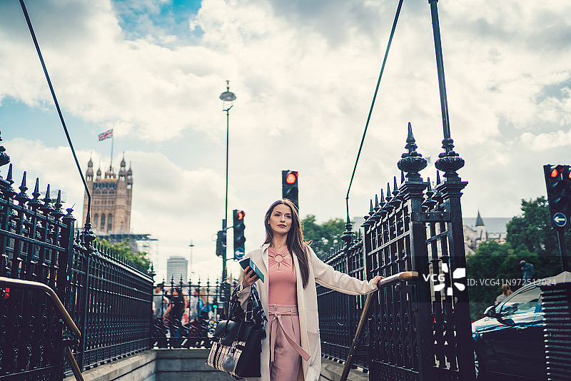 女商人走出伦敦地铁图片素材
