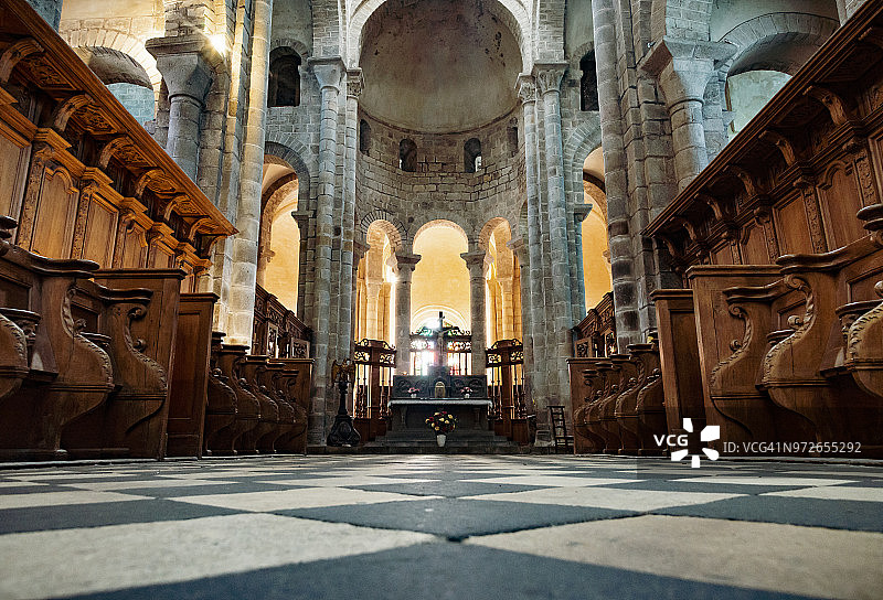 法国克勒兹省尚邦圣瓦莱里教堂的格子瓷砖地板图片素材