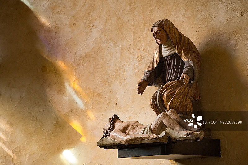 尚邦苏沃埃兹圣瓦莱里修道院的彩色玻璃窗光束图片素材