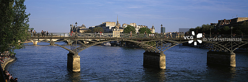 横跨巴黎塞纳河的艺术桥图片素材