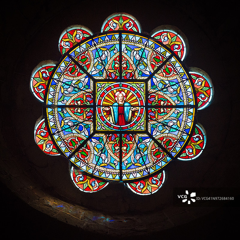 法国阿利埃省自由城“圣雅克勒马约尔”教堂的彩色玻璃玫瑰窗图片素材