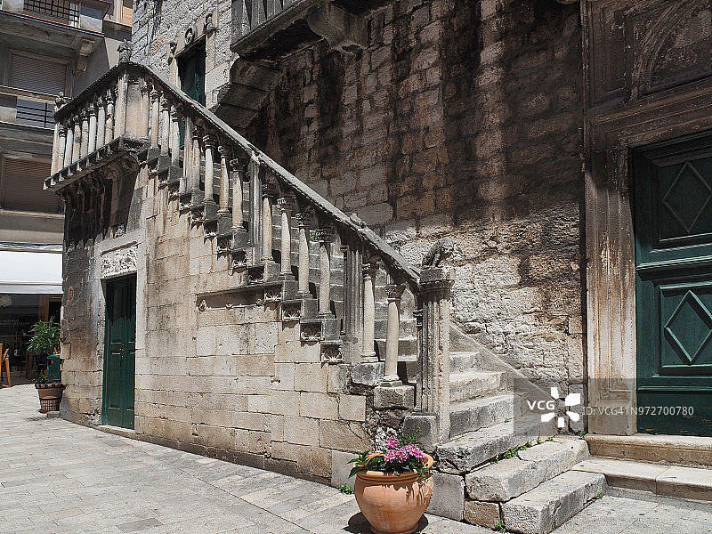 克罗地亚希贝尼克市中心的外部楼梯图片素材