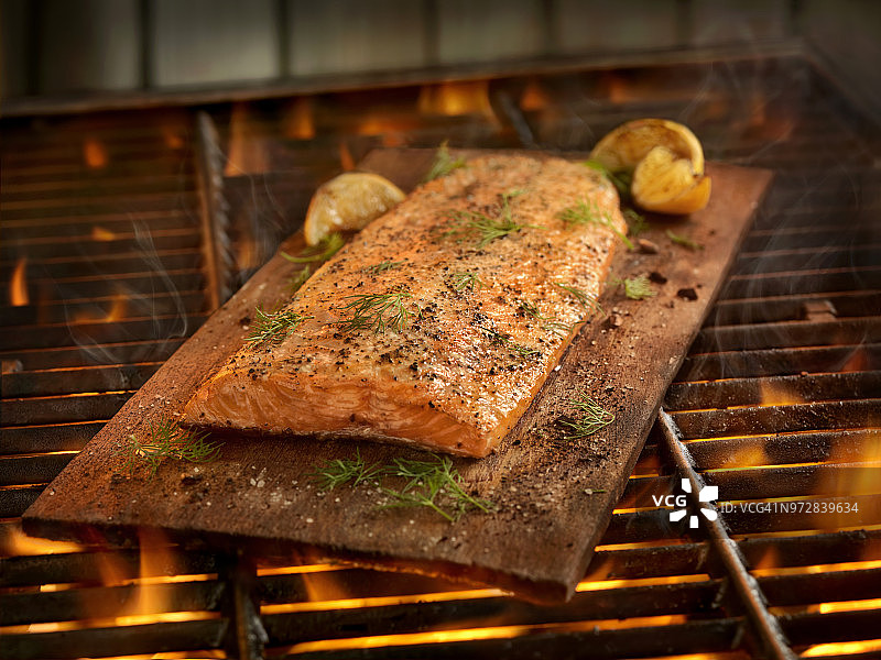 烧烤雪松板烤三文鱼图片素材