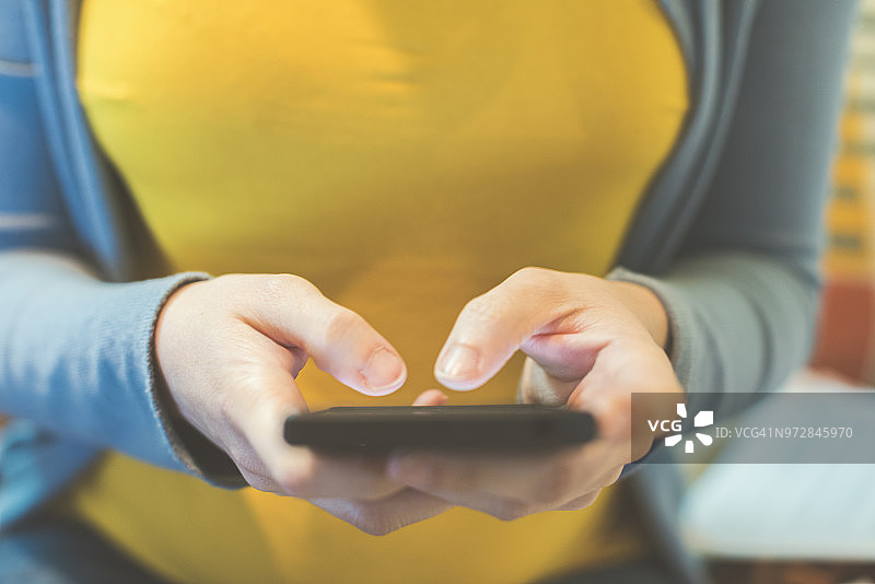 使用手机的女人图片素材