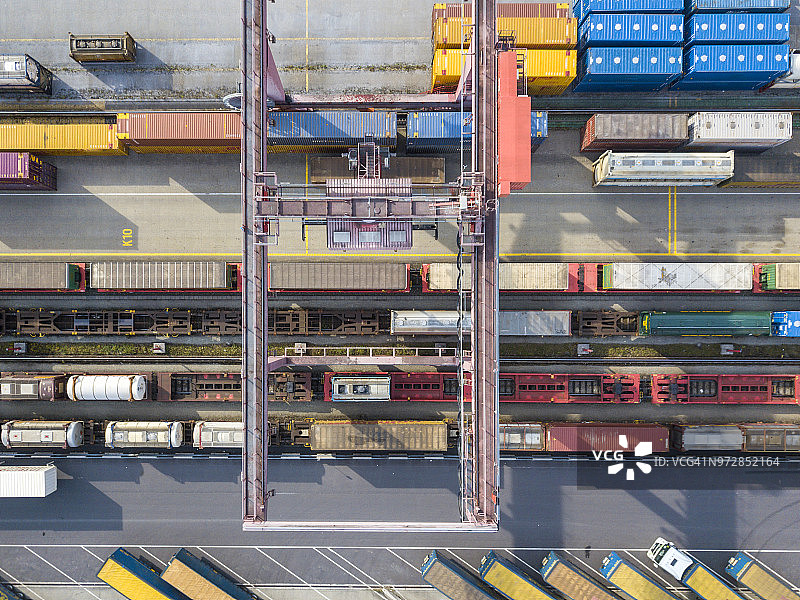 奥地利货运站的货运列车、卡车和巨型起重机图片素材