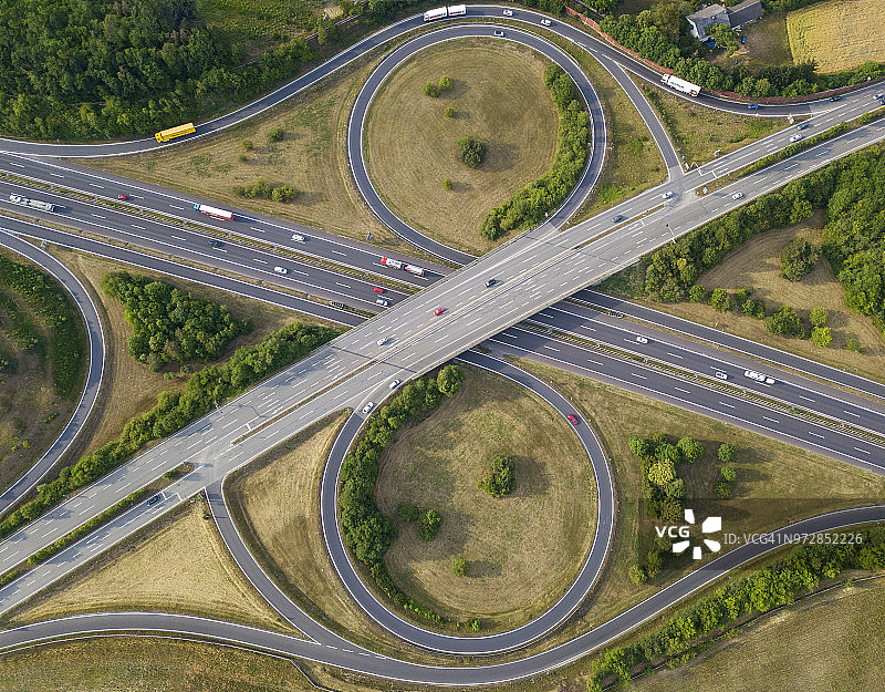 奥地利对称的公路立交桥航拍图片素材