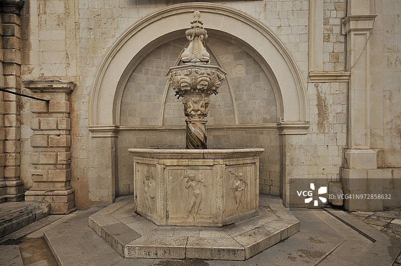 克罗地亚杜布罗夫尼克：2014年9月5日，杜布罗夫尼克卢扎广场上的小奥诺夫里奥喷泉及其扭曲的柱子图片素材