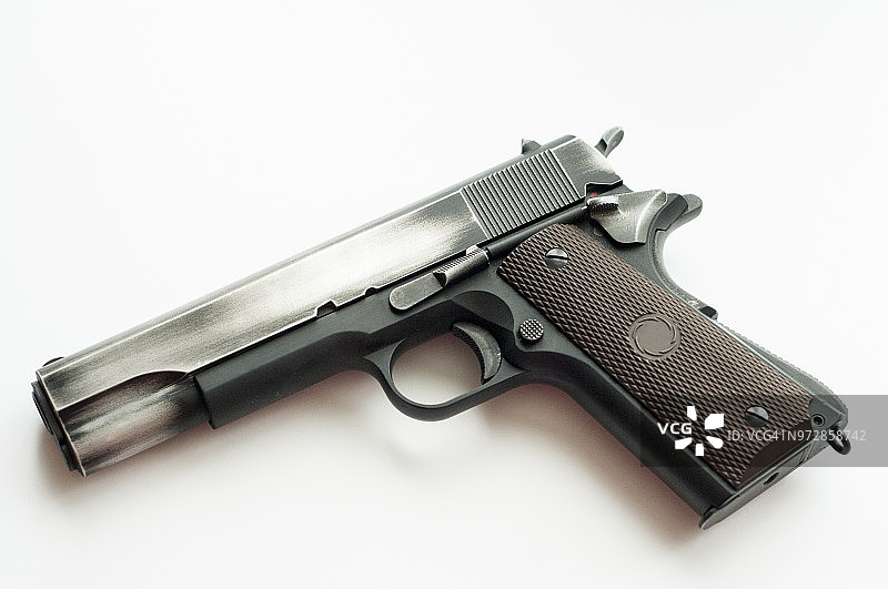 白色背景上的手枪图片素材