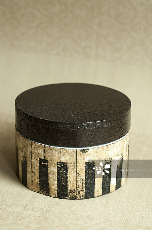 钢琴键盘图案木制圆盒图片素材