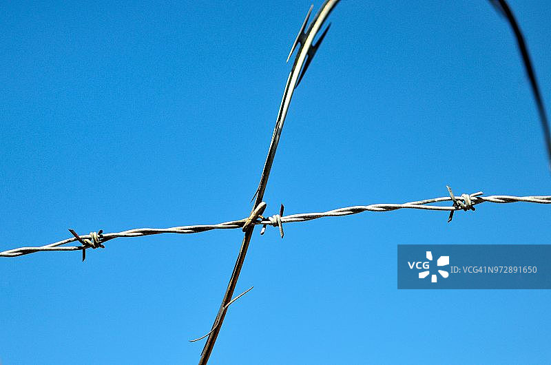 保护财产的带刺铁丝网图片素材