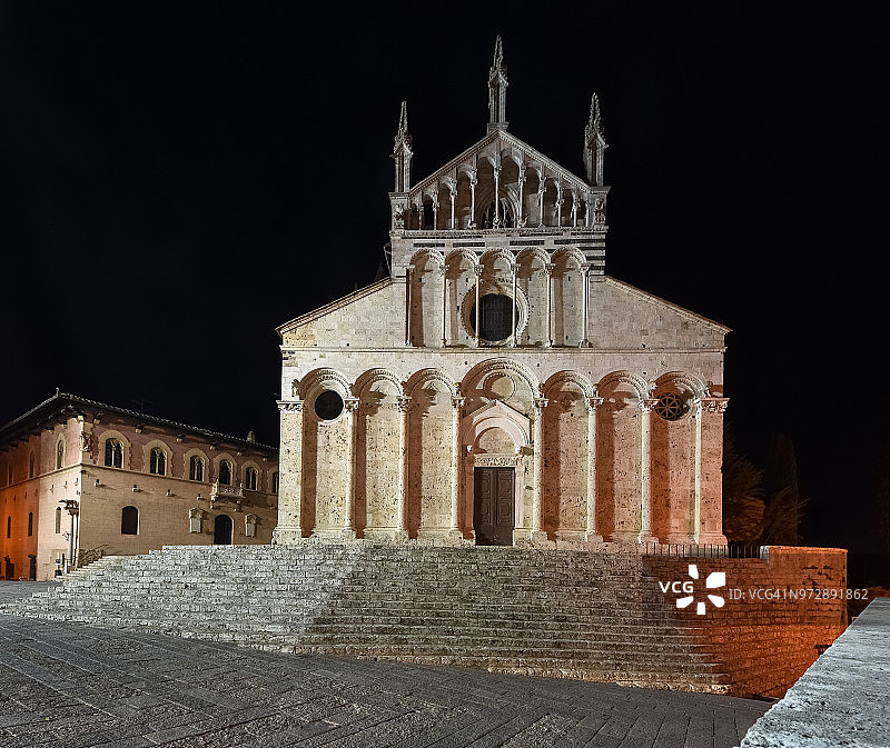 意大利托斯卡纳马萨马里蒂马大教堂的罗马式立面夜景正面图图片素材