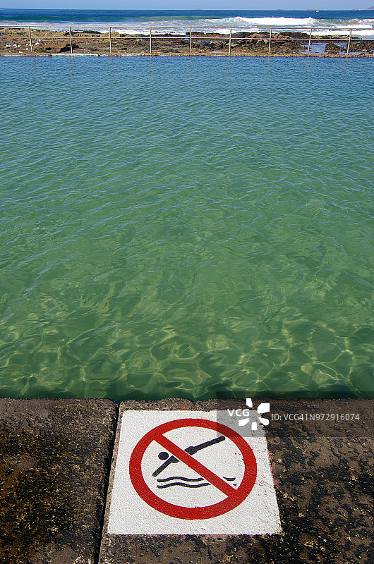 澳大利亚新南威尔士州Towradgi岩石池周围的禁止跳水警告标志图片素材