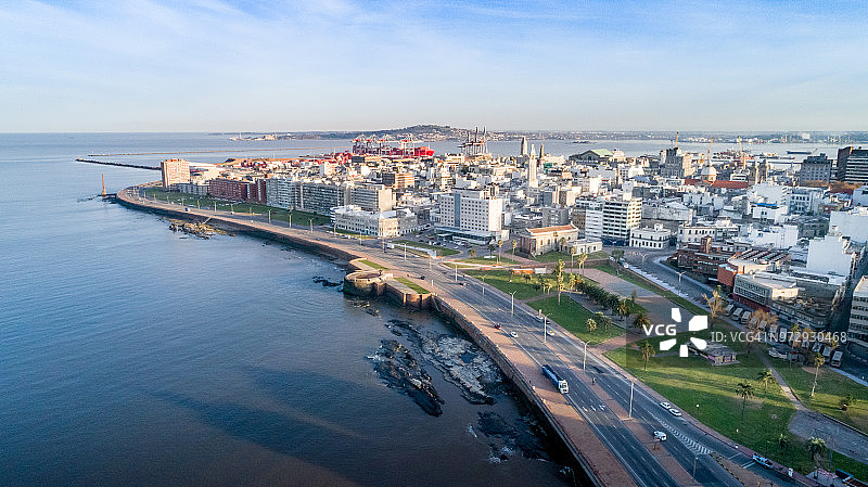 乌拉圭蒙得维的亚海岸线及老城区高角度航拍图片素材