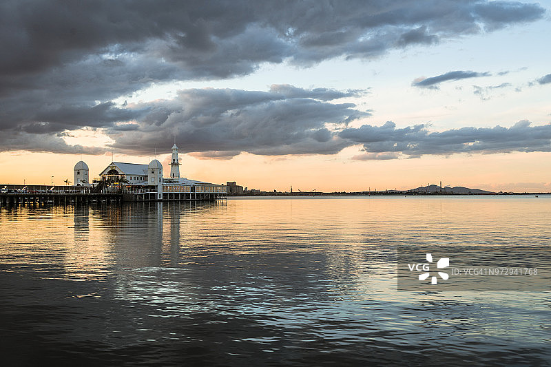 澳大利亚吉朗码头的壮丽日落图片素材