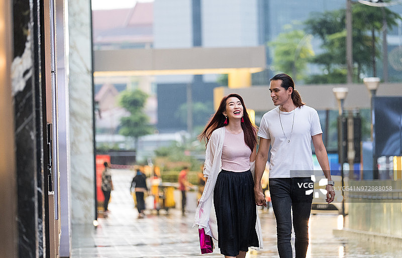 年轻夫妇购物图片素材