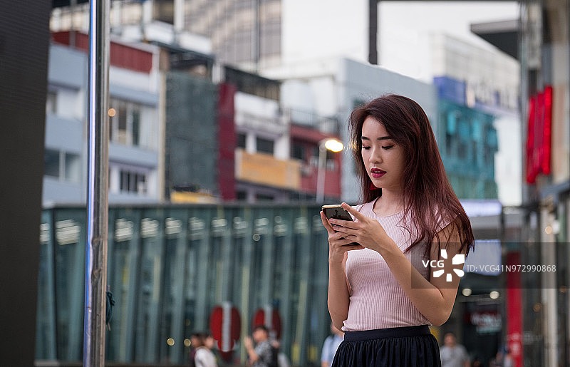 使用手机的亚洲女孩图片素材