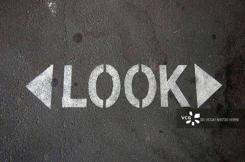 路面上提醒行人过马路前左右看的标志图片素材