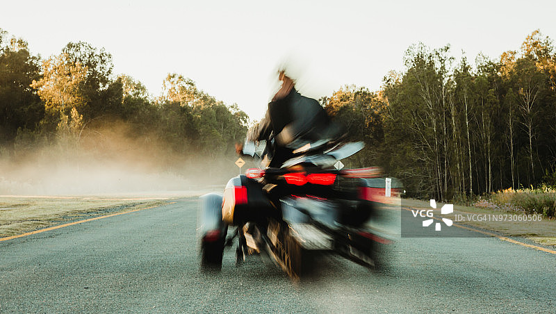 摩托车手的长曝光图片素材