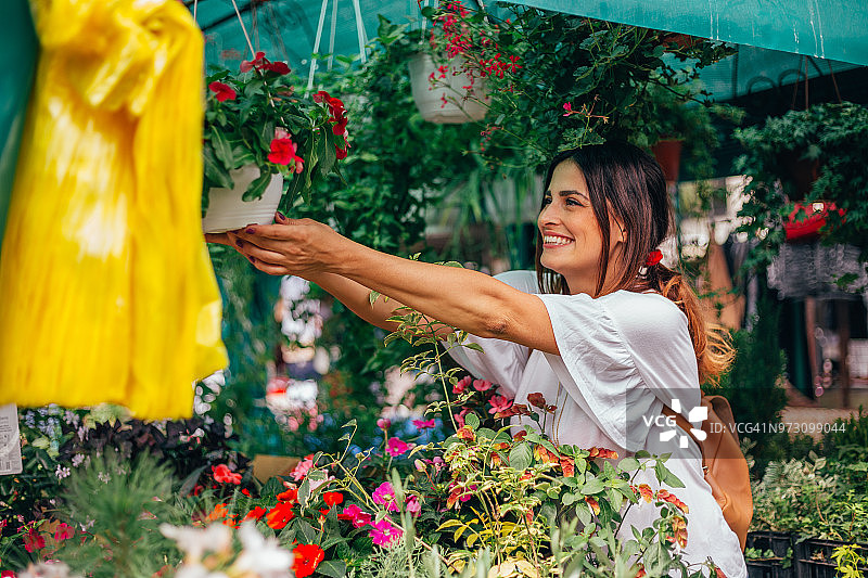 年轻女人在市场买花图片素材