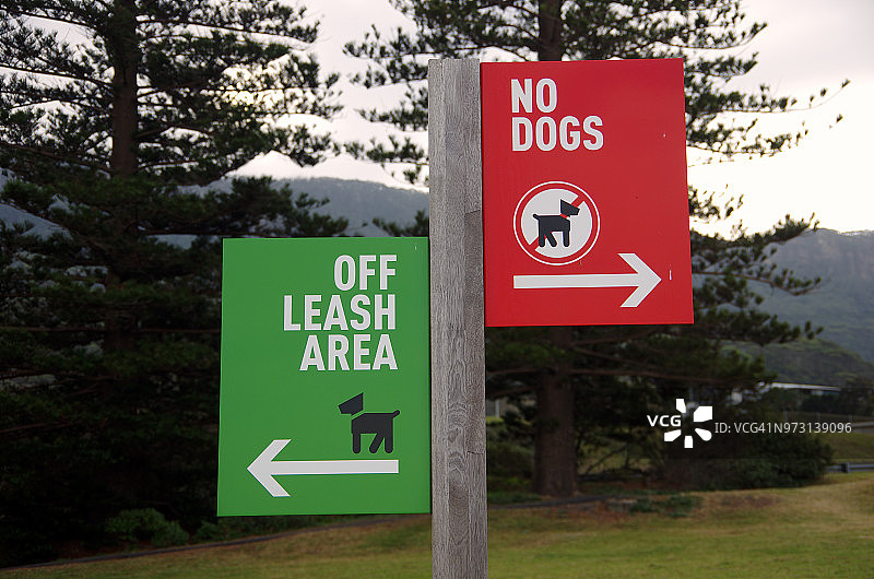 澳大利亚新南威尔士州科尔代尔“禁止遛狗/非牵引区域”标志图片素材