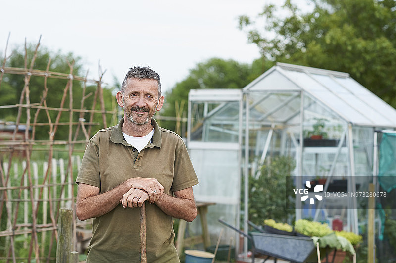 在他的自留地上男人肖像图片素材