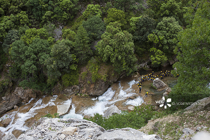 峡谷探险运动：西班牙哈恩省瓜达尔基维尔河的一群人图片素材