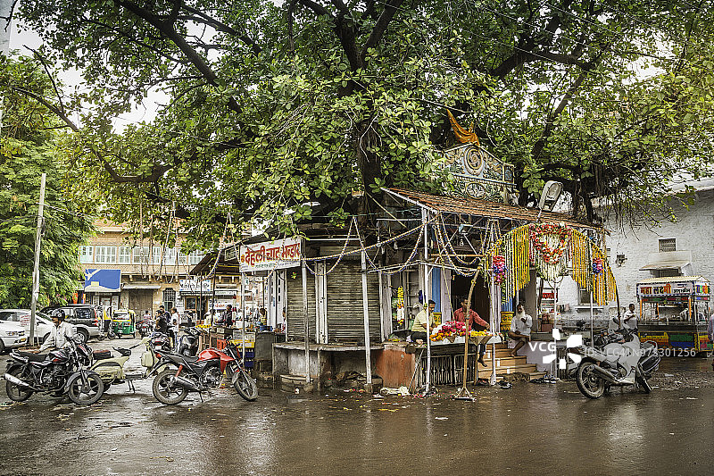 印度拉贾斯坦邦焦特布尔市场摊位上的摩托车图片素材