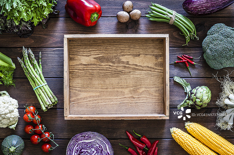 空木箱和蔬菜图片素材