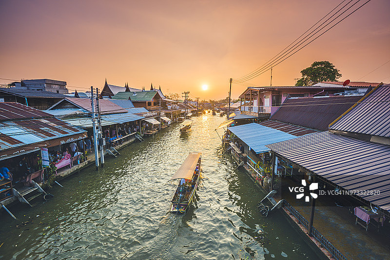 漂浮在泰国曼谷安帕瓦水上市场河边的船只图片素材
