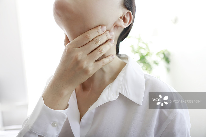 颈部疼痛的女人图片素材