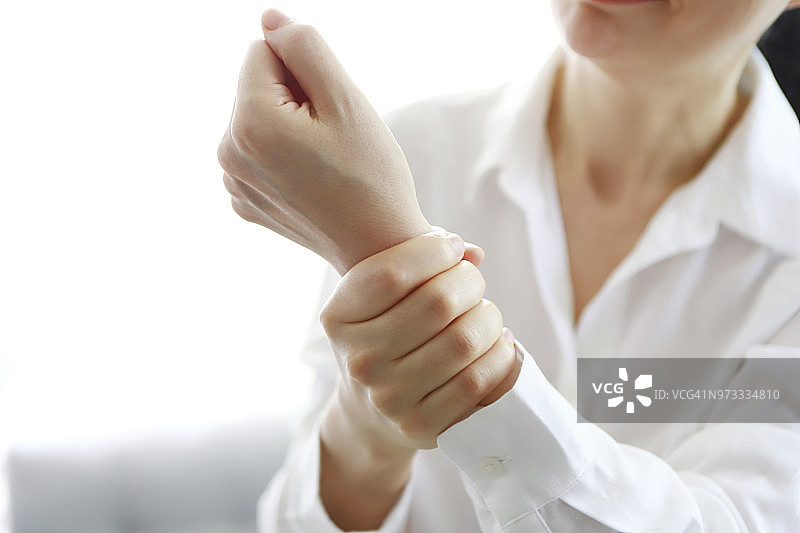 手腕疼痛的女人图片素材