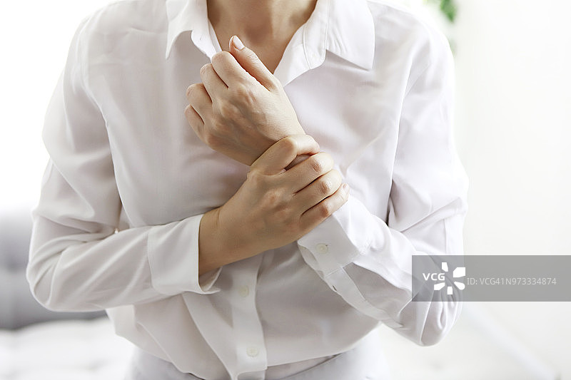 患有腕部疼痛的女人图片素材
