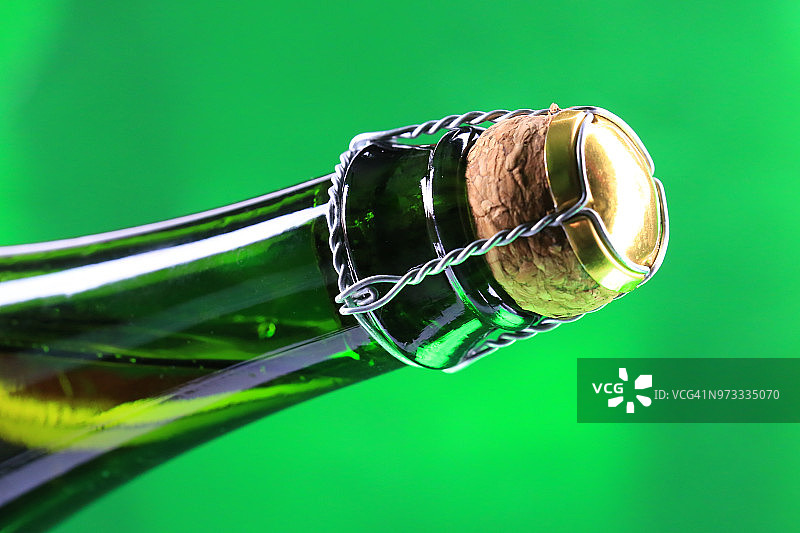 绿色背景上的香槟酒瓶图片素材