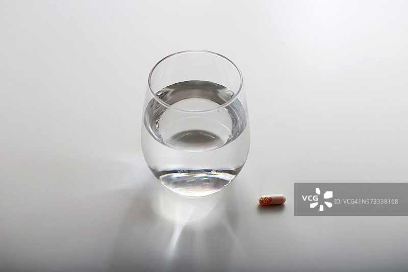 桌上的一杯水和药丸图片素材