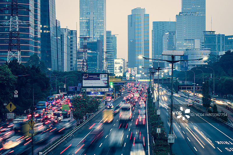 在印度尼西亚雅加达商业区中心的加托·苏布罗托高速公路上，交通繁忙，运动模糊图片素材