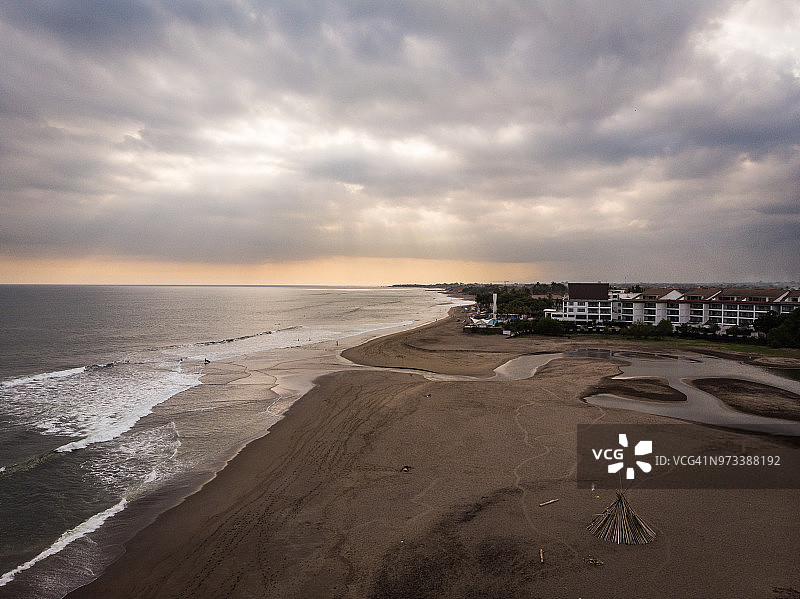 印度尼西亚巴厘岛水明漾和克罗柏坎之间的库塔海滩日落航拍图片素材