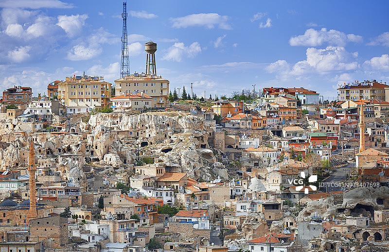 土耳其卡帕多奇亚地区格雷梅小镇的清真寺和岩层住宅图片素材