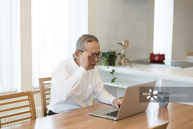 年长的男人使用笔记本电脑图片素材
