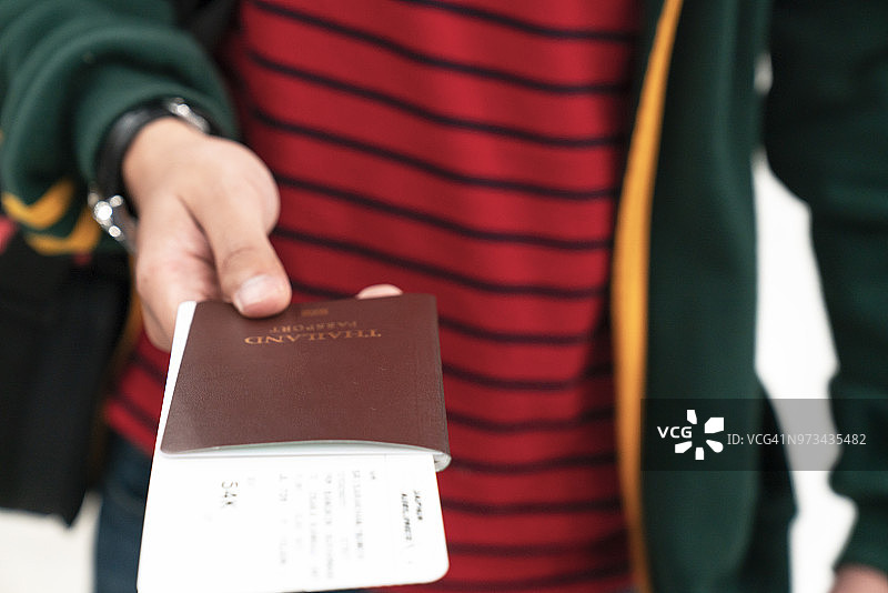手持护照的照片图片素材