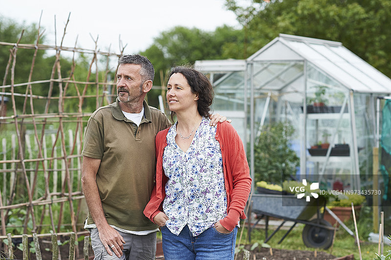 在菜园里的中年夫妇图片素材