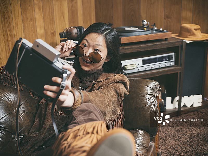 20世纪70年代的复古女孩图片素材