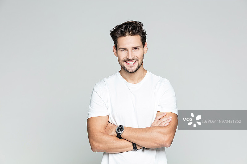 自信站立的年轻人图片素材