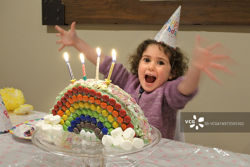 小女孩庆祝她的四岁生日图片素材