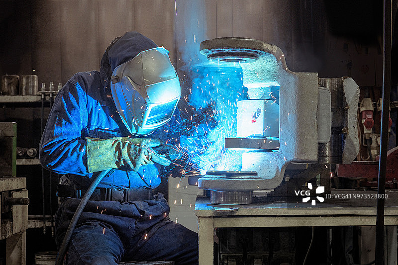 在工程工厂工作的焊接工人图片素材