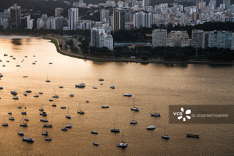 巴西里约热内卢弗拉门戈海滩的船只图片素材